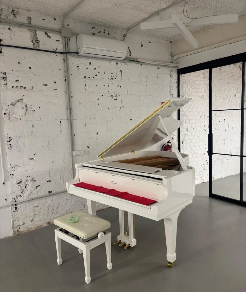 ESPACIO AL MARGEN piano