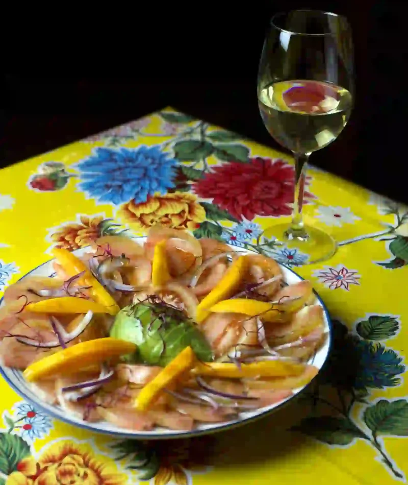 vino y plato de La Buga del Lobo